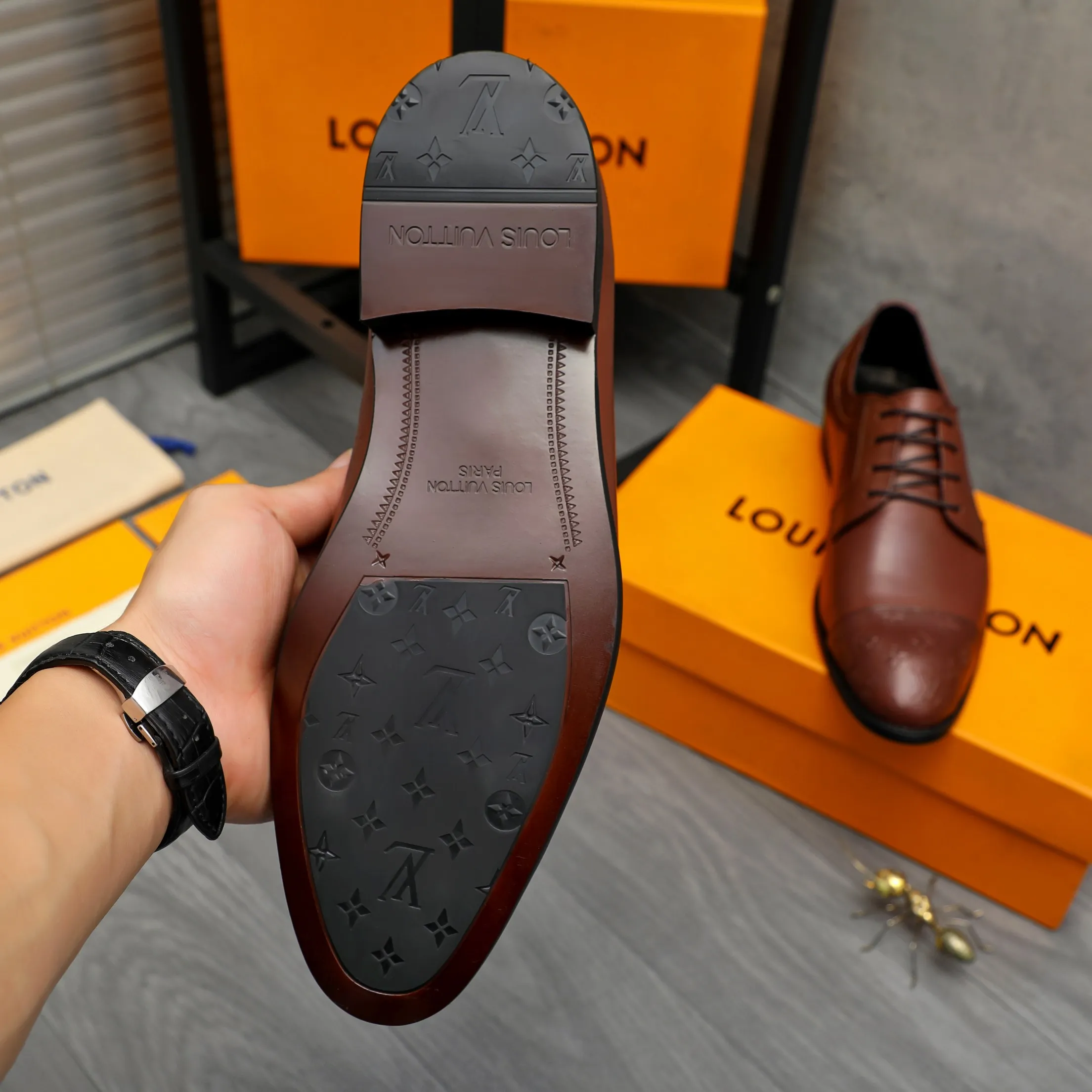 Men's shoes 💰p460 Product trademark: LV (Louis Vuitton) business lace-up leather shoes True size: 39-44 Product material: Selected high-quality cowhide stitching embossed cowhide upper, cowhide lining, original rubber outsole